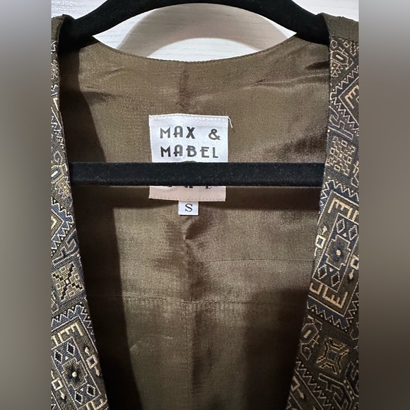 Max & Mabel satin tapestry vest with beautiful details in front and back - Picture 2 of 5